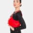 rote lederhandtasche